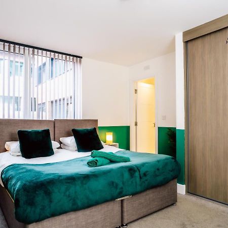 Modern Two-Bedroom Apartment - Central Location, Free Wi-Fi, Ideal For Long Stays By Av Hughes Properties Milton Keynes Buitenkant foto