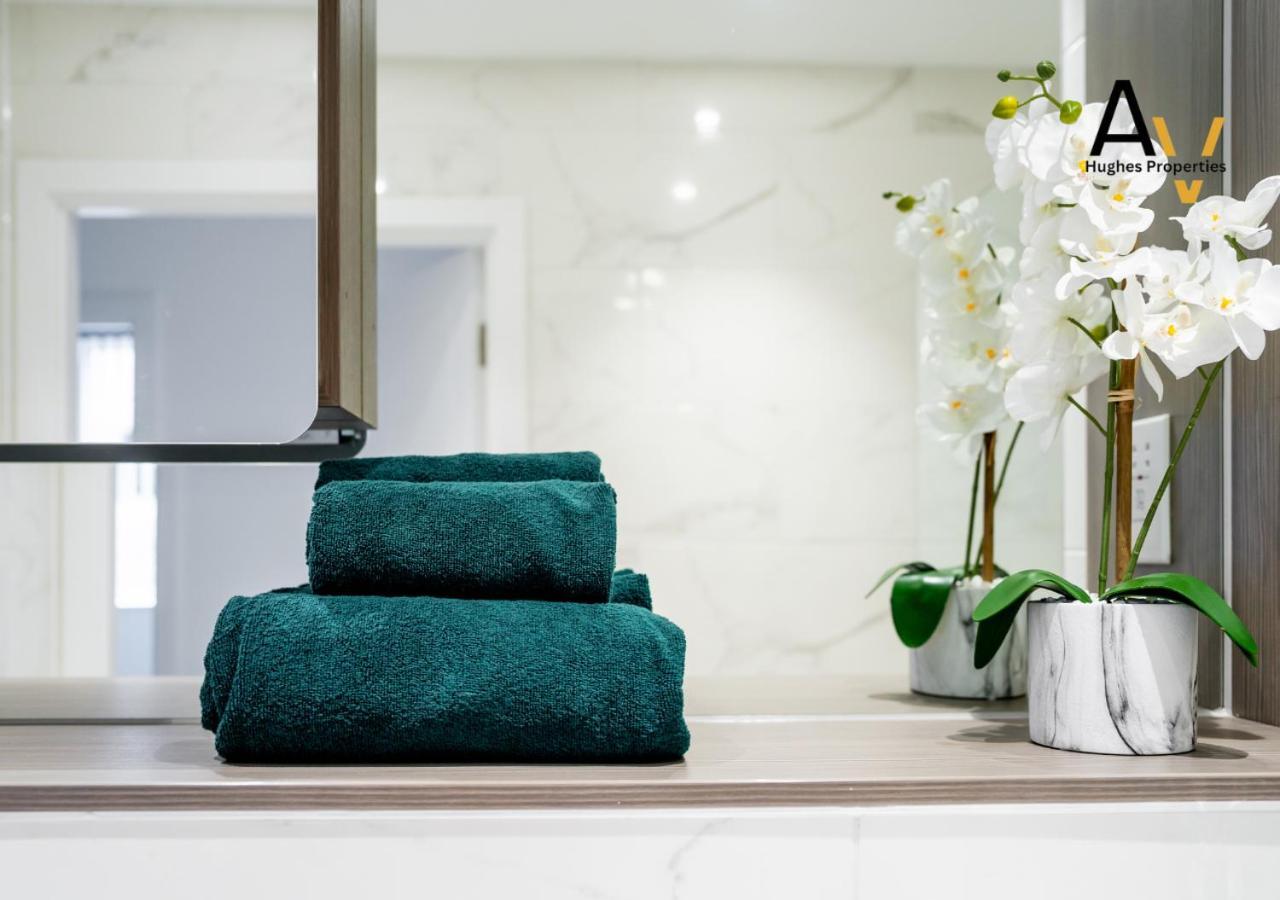 Modern Two-Bedroom Apartment - Central Location, Free Wi-Fi, Ideal For Long Stays By Av Hughes Properties Milton Keynes Buitenkant foto