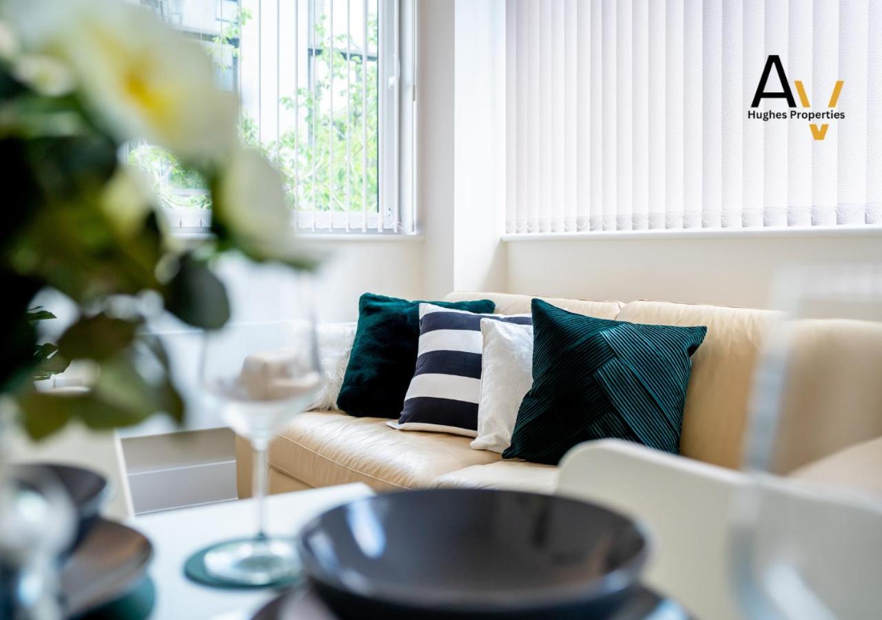 Modern Two-Bedroom Apartment - Central Location, Free Wi-Fi, Ideal For Long Stays By Av Hughes Properties Milton Keynes Buitenkant foto