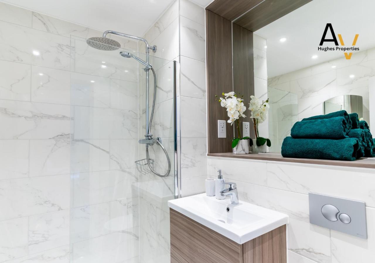Modern Two-Bedroom Apartment - Central Location, Free Wi-Fi, Ideal For Long Stays By Av Hughes Properties Milton Keynes Buitenkant foto