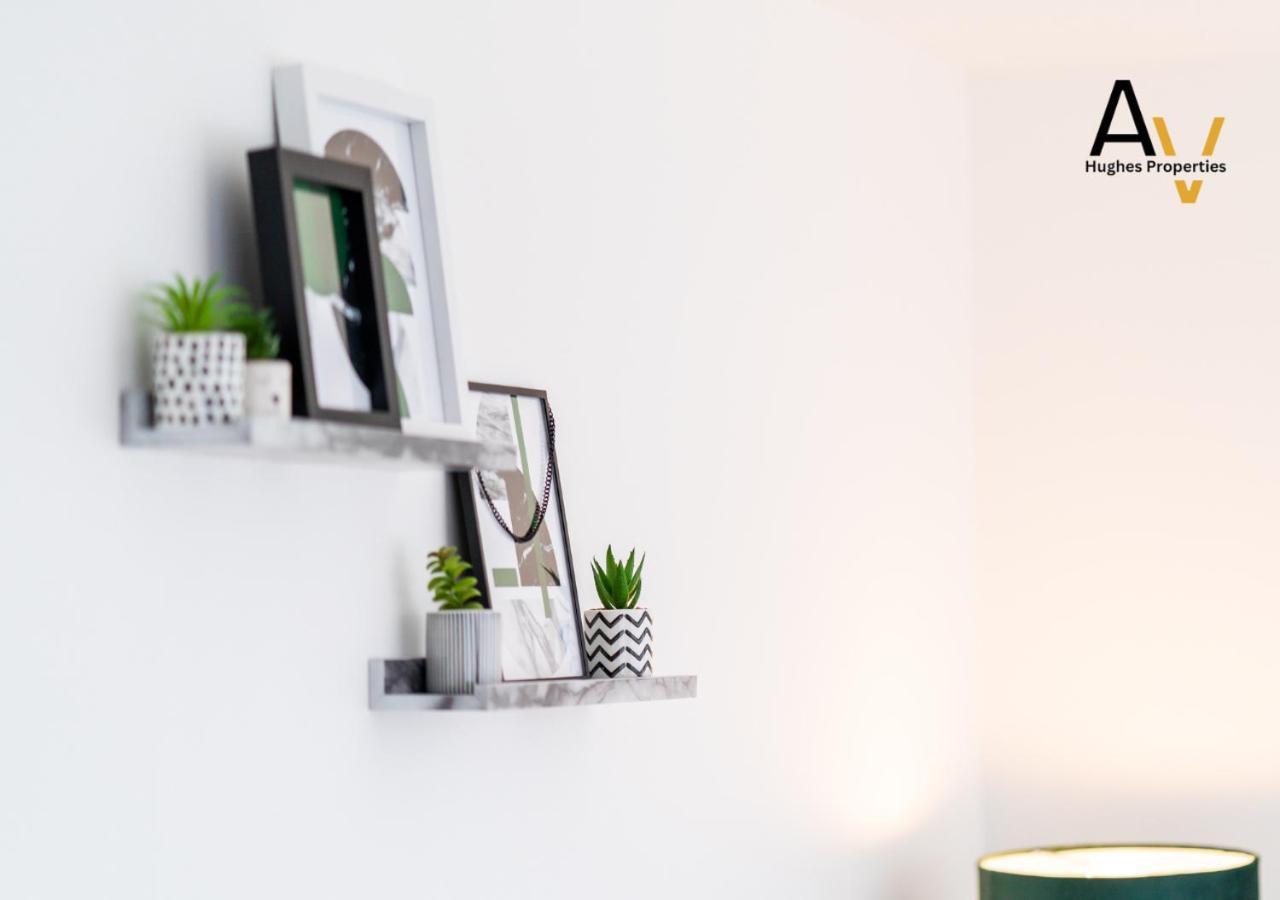Modern Two-Bedroom Apartment - Central Location, Free Wi-Fi, Ideal For Long Stays By Av Hughes Properties Milton Keynes Buitenkant foto