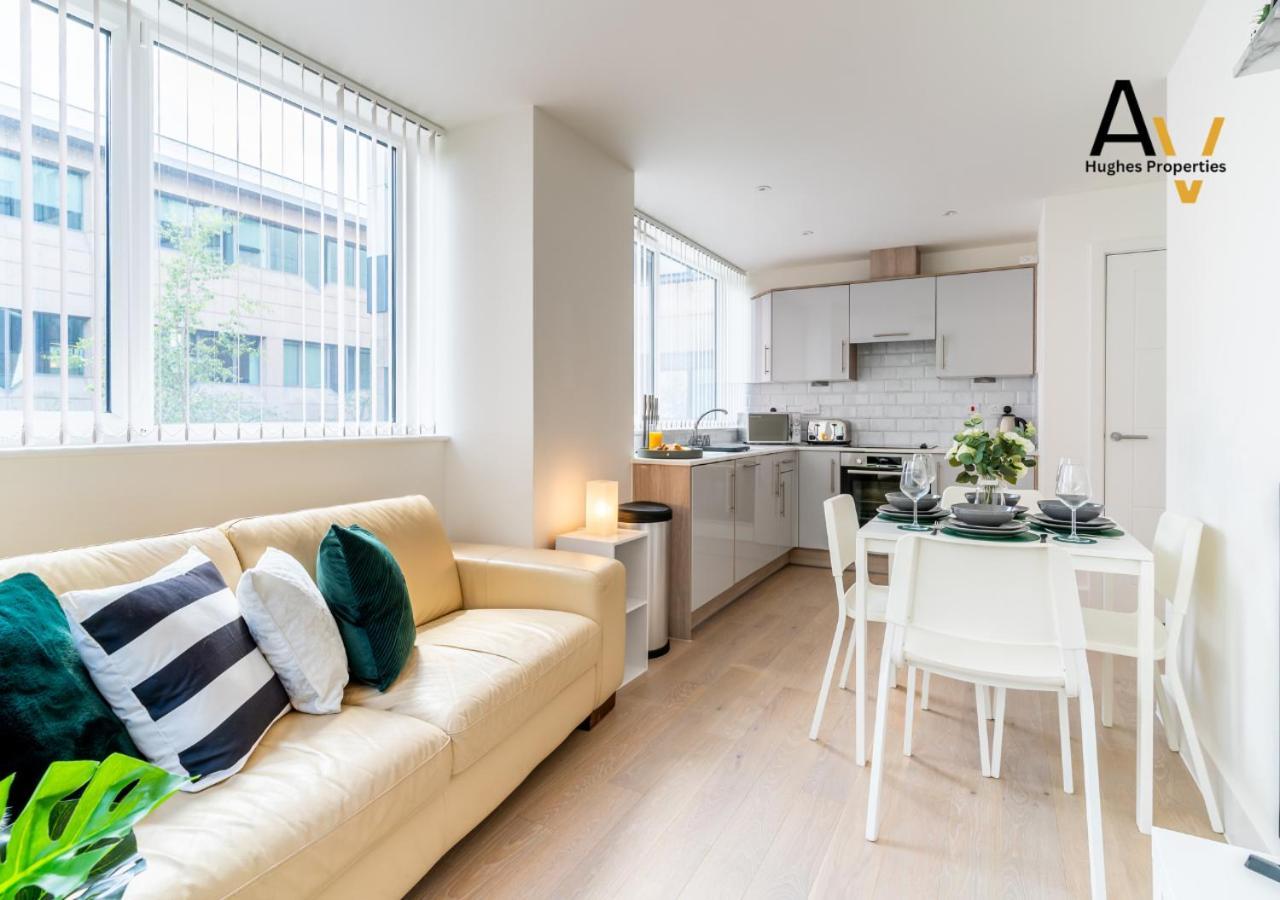 Modern Two-Bedroom Apartment - Central Location, Free Wi-Fi, Ideal For Long Stays By Av Hughes Properties Milton Keynes Buitenkant foto