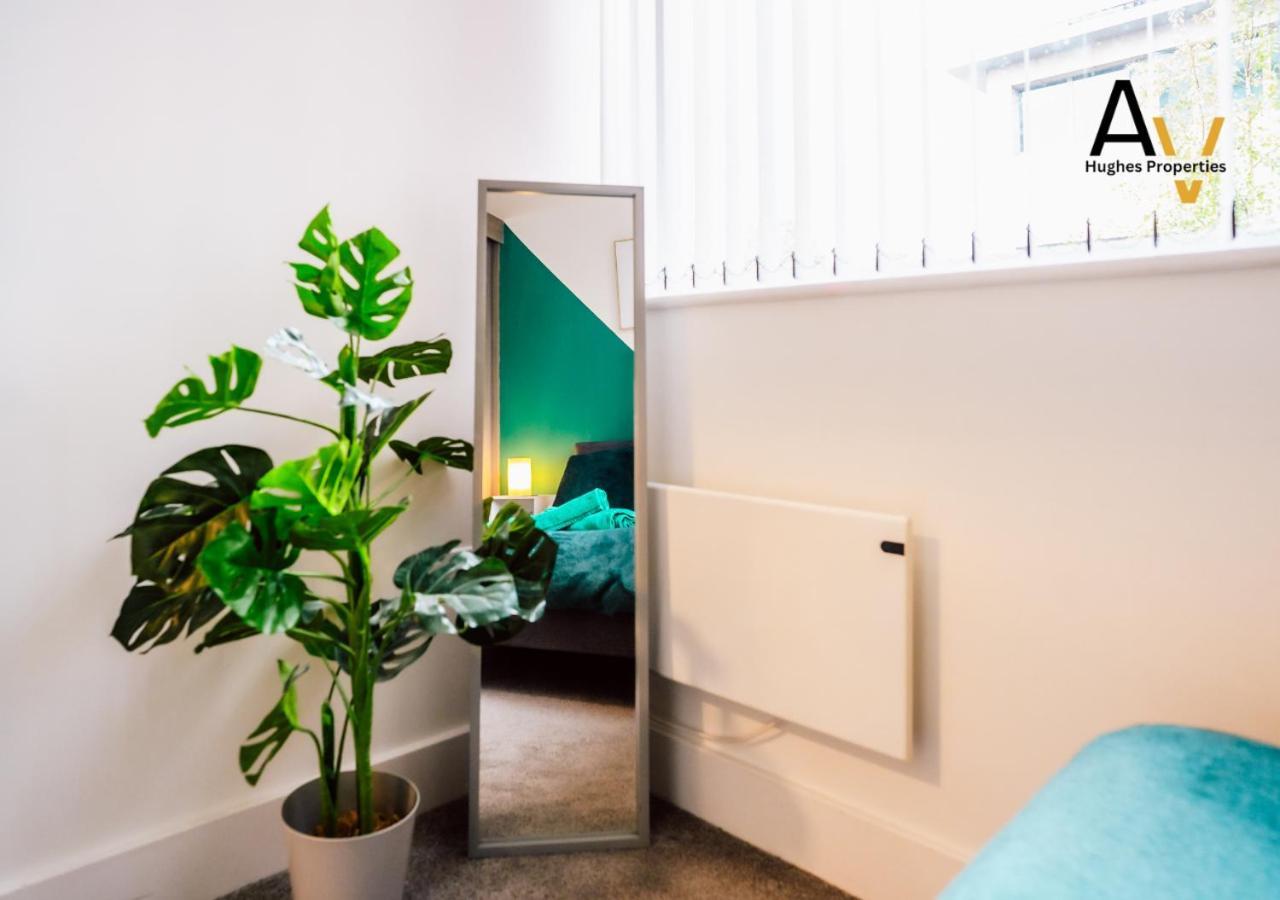 Modern Two-Bedroom Apartment - Central Location, Free Wi-Fi, Ideal For Long Stays By Av Hughes Properties Milton Keynes Buitenkant foto