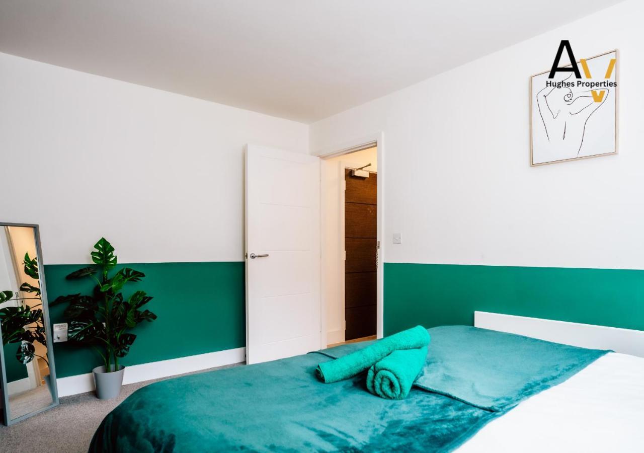 Modern Two-Bedroom Apartment - Central Location, Free Wi-Fi, Ideal For Long Stays By Av Hughes Properties Milton Keynes Buitenkant foto