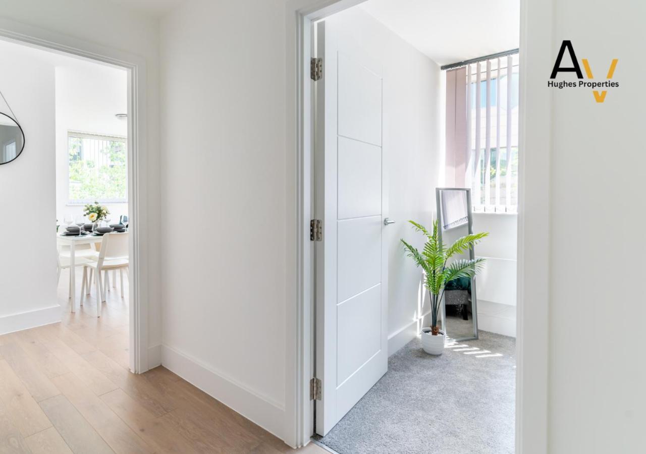 Modern Two-Bedroom Apartment - Central Location, Free Wi-Fi, Ideal For Long Stays By Av Hughes Properties Milton Keynes Buitenkant foto