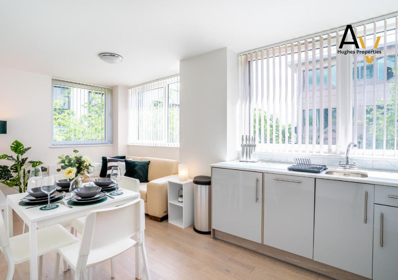 Modern Two-Bedroom Apartment - Central Location, Free Wi-Fi, Ideal For Long Stays By Av Hughes Properties Milton Keynes Buitenkant foto